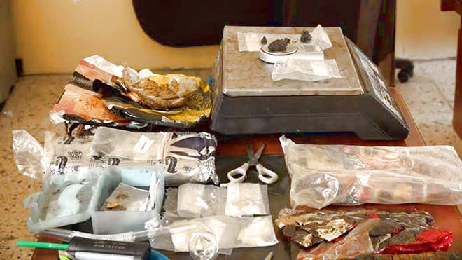 كميات من المواد المُخدّرة، من ضمنها كمية من خام الأفيون، تم ضبطها في مدينة المكلا، 14 نوفمبر 2022 (درع الجنوب) 